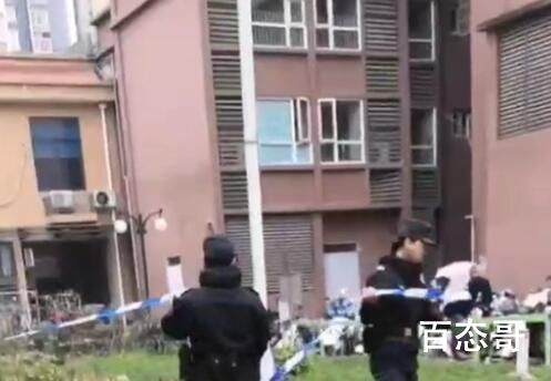 男孩在顶楼玩耍疑踩空从32楼坠亡 怎么上的去？
