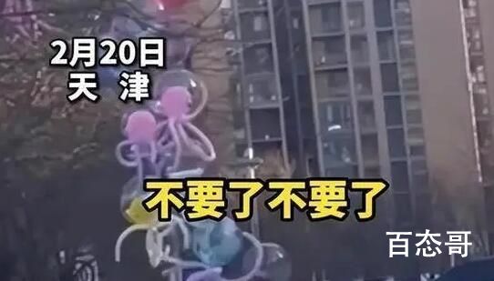 女子卖气球城管要没收 当场全放飞 背后真相曝光实在让人惊愕