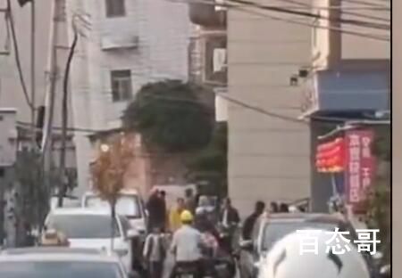 广东湛江疑地陷数幢楼倾斜 旁边开发商挖地基弄的?