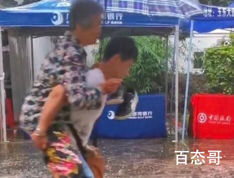 女子避雨时随手拍下人生的轮回 你养我小我养您老！