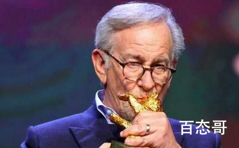 斯皮尔伯格获柏林电影节终身成就奖 激动亲吻奖杯