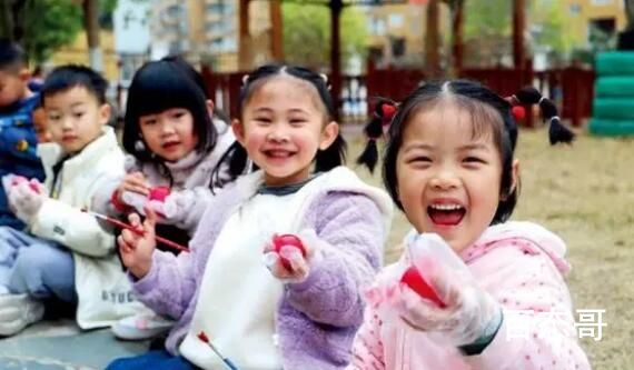 首轮关停潮已来 幼儿园一孩难求 说到底私营幼儿园本来就是盈利的