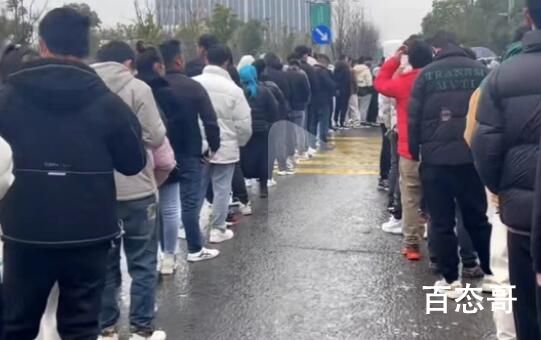 工价下跌 工厂门口仍大排长龙 这么多人求职肯定降价了呀