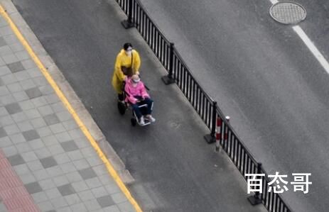 在一线城市养老需要花多少钱? 未来的趋势一定是机器人辅助协助护工