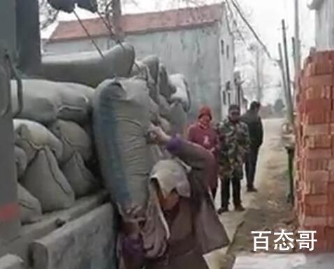 七旬婆婆卸水泥 官方称其条件不差 佩服让那些整天健身房的看看