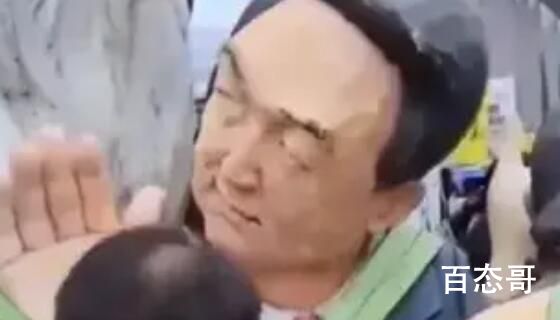 尹锡悦雕像遭韩民众用鞋底抽脸 韩国民众：你有什么资格替我们原谅？