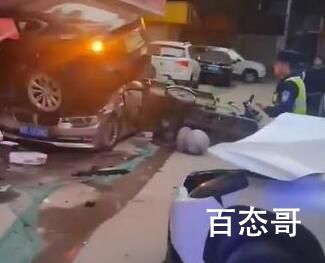 特斯拉疑失控连撞多车冲毁店门 背后的真相让人惊愕