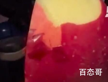 女子称水果店买到双皮苹果 外面一层像塑料膜也许就是带色的蜡吧