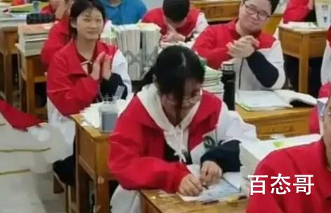 老师宣布各科月考第1名 女生连站7次 同时总成绩也是全校第一名