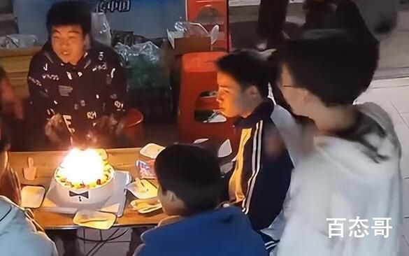 9名初中生花18元点18串里脊庆生 里脊肉一串儿一块好便宜