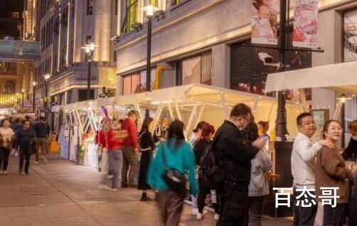 上海春游迎旺季 外滩游人坐满地 发展经济搞活经济才是硬道理！ 