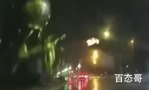 四川邛崃马踏飞燕雕像被风吹翻 马大哥单腿踩球踩累了下来歇歇怎么了