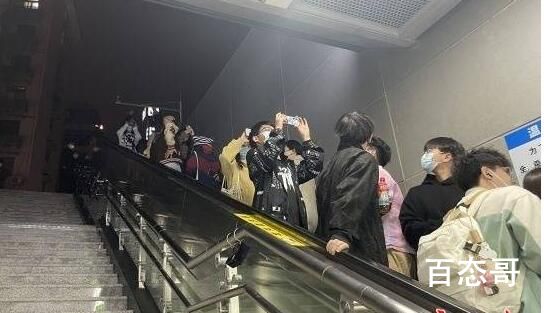 乘客出地铁黄鹤楼站的统一姿势背后真相实在让人无语