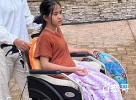 顽童拉走椅子致童星摔至尿失禁 可怜的孩子希望她早日康复