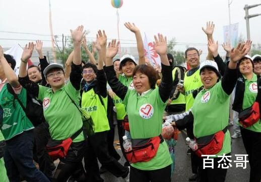 男子着急探望病人却遇拦路暴走团  去沙漠走吧！那里你想怎么走就怎么走没人管你 