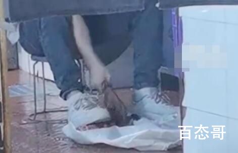 西安一餐馆被曝员工剁羊骨用脚踩 背后的真相让人惊愕
