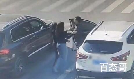 2车主吵架 家属劝架被推倒遭车碾压  大马路的还想躺哪碰瓷呢