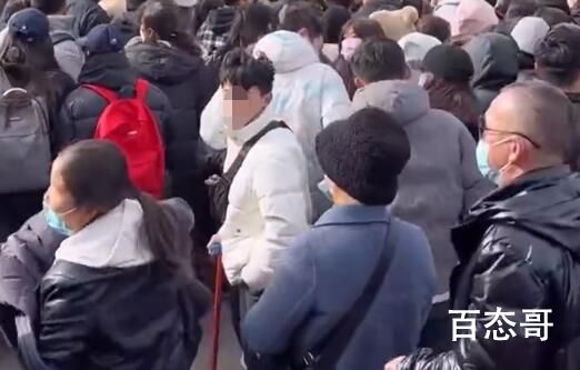 泰山游客爆满 山脚堵到山顶  所以有啥好玩的到底