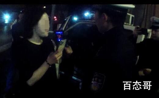 男子醉酒后坐女子腿上驾车 此开车非彼开车