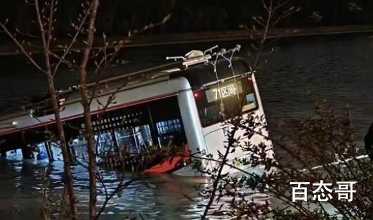 上海公交坠河:司机被救出车上无乘客 背后的真相让人始料未及