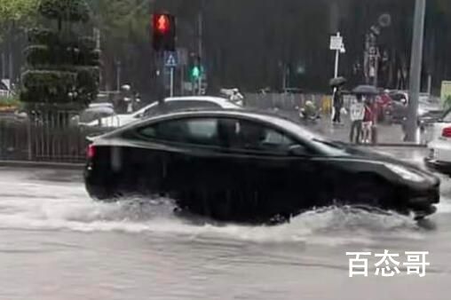 深圳暴雨致航班取消 旅客跪求起飞 究竟是怎么一回事