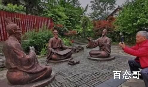 小伙给父亲墓碑贴二维码 好一个有文化的儿子和孝顺的儿子