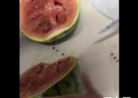 女生同情老人买5西瓜切开发现全坏 大爷这西瓜保熟吗？ 