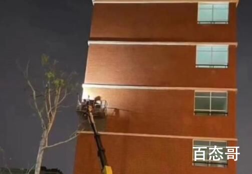 教学楼外墙脱落砸到学生 1人在抢救 建议以后建筑物外墙不要贴瓷砖