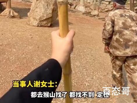 猴子捡走游客手机还接了电话 猴子也是老六 