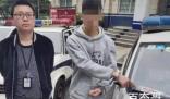 两男子将涉黄卡片发到警车上 胆子是真的大