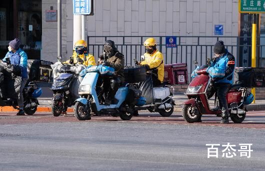 失业大军涌入外卖 骑手收入腰斩 因为外卖的生意越来越兴隆需要的骑手也越来越多