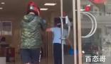 泼水节男子戴头盔拿水枪进银行火拼 不要去干扰人家正常工作行吗？