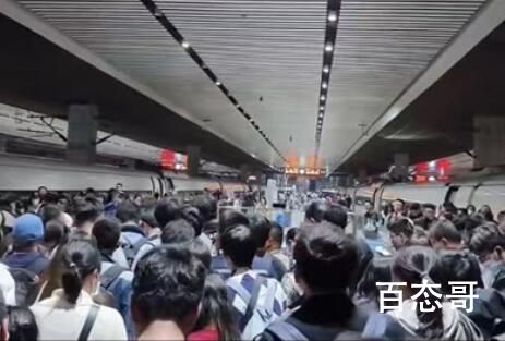 第一批游客把长沙堵紫了 这出门一趟比上班都累哪哪都是人
