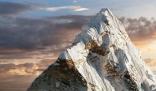 登山者回应珠穆朗玛峰凌晨2点还在堵 这几年珠峰的攀登难度也降低了