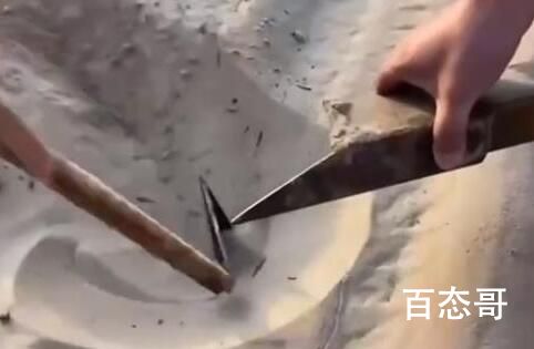 网传一沙漠景区沙下埋20厘米三角钉 以后要开坦克去才安全