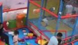 男童碰倒女童遭对方家长怒摔3次 大人后退一步就好为什么要去碰他一把
