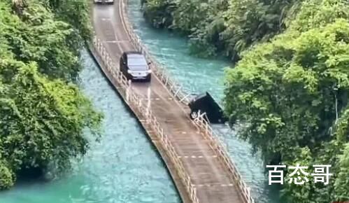 媒体:湖北一游览车落水沉没致5死 不该玩这些新奇的项目要敬畏大自然！