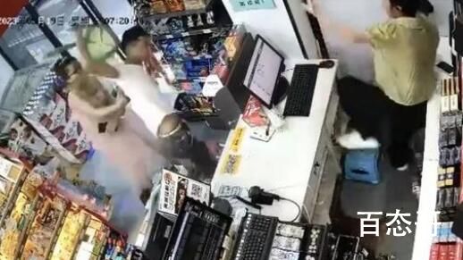 男子便利店里殴打女店员 被警方控制 背后的真相让人始料未及