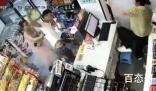 男子便利店里殴打女店员 被警方控制 这么暴力的人对社会真的是一个危害！