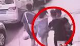 两男子骑电动车拍女子屁股猥亵 到底是怎么回事