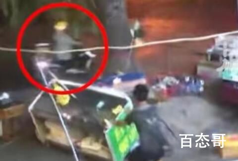 大树被吹倒外卖小哥弯腰躲过 躲过一劫好好珍惜生命吧！