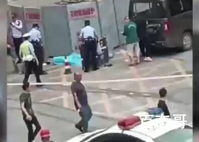 男子坠桥砸中公交车身亡 到底是怎么回事