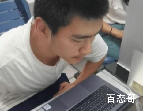 男生得知好友仅609分后瞬间弹起 到底是怎么回事