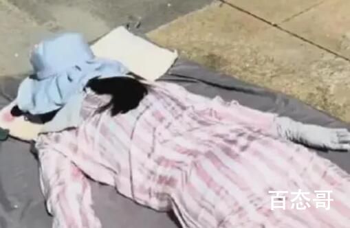 女子高温全副武装趴水泥地上晒背 背后的真相让人始料未及