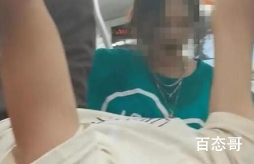 地铁穿脏字T恤打闹女子回应质疑 你真走运没碰上想揍你的人