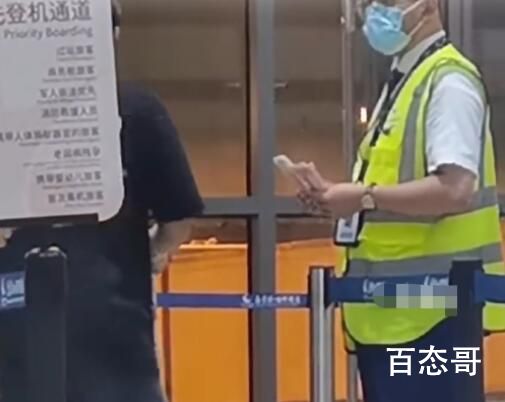 飞机延误6小时发现金 乘客:消气了 坐了这么多次灰机咋就没遇到这福利呐？