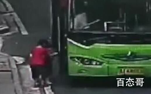 5岁哥哥把4岁妹妹推上公交后跑开 到底是怎么回事