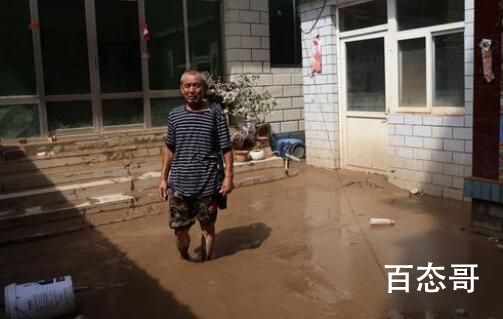洪水回落后 村民光脚蹚淤泥回家看看 背后的真相让人始料未及