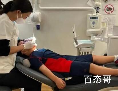 男孩喝饮料上瘾牙全烂14岁戴假牙 这何止是光喝饮料的问题这基本不怎么刷牙吧？ 