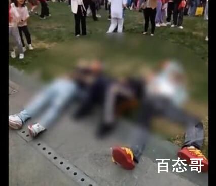 升旗结束3人草坪熟睡被艰难叫醒 虽然又加班了但有国旗就睡得很安稳